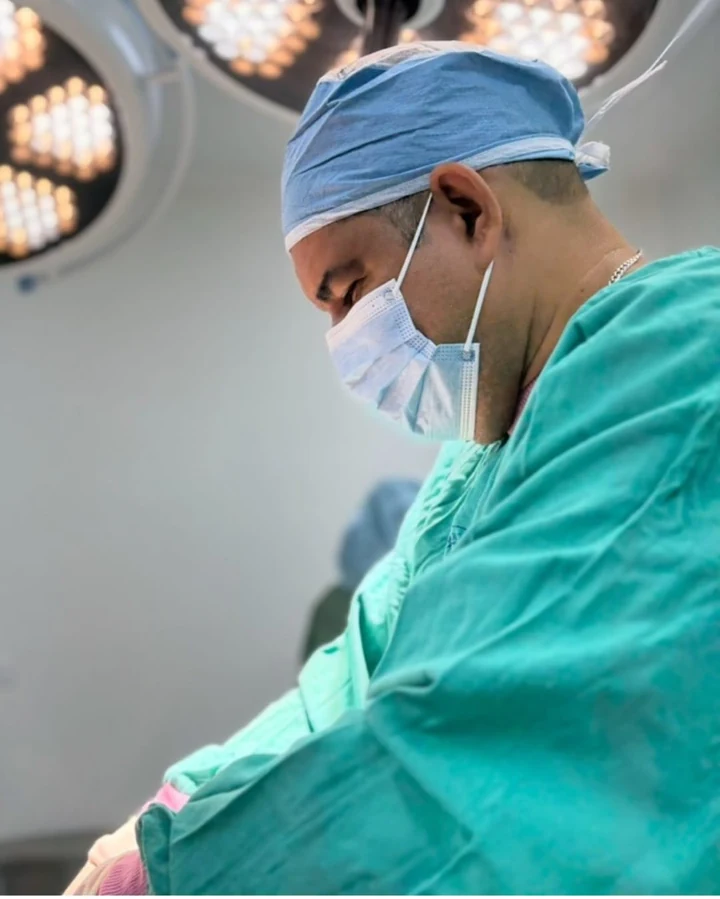 Dr. Jordy Disla durante una intervención quirúrgica